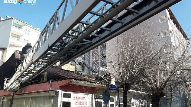 Karakoçan'da 6 iş yerinin çatısı yandı