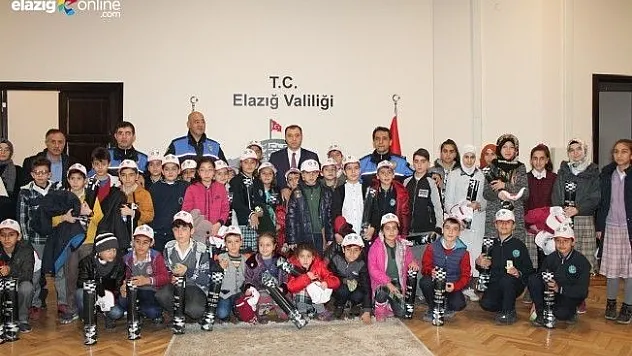 Minikler, Polis Amcalarıyla Beraber Vali Gakgo'yu Ziyaret Ettiler