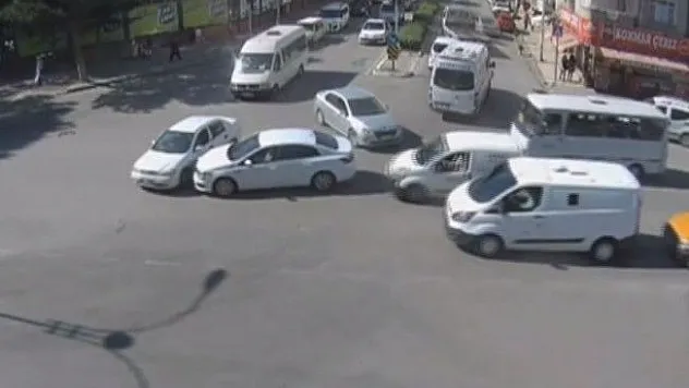 Elazığ'da trafik kazaları MOBESE'lere yansıdı