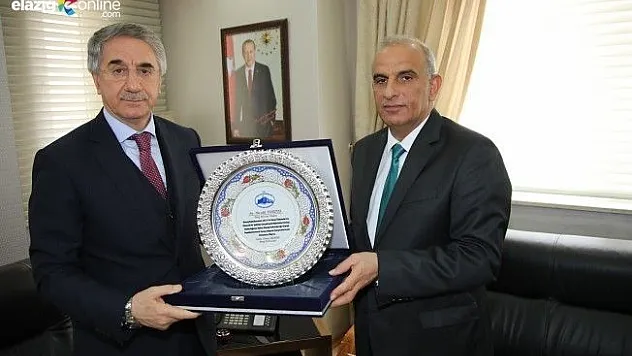 Maliyeye borcu olmayan Elazığ Belediyesi'ne plaket!