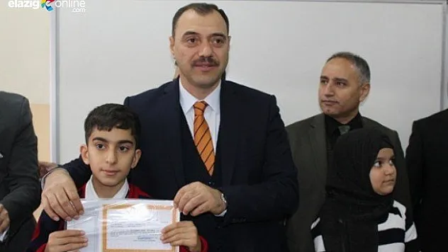 Minikler karnelerini Vali amcalarının elinden aldı