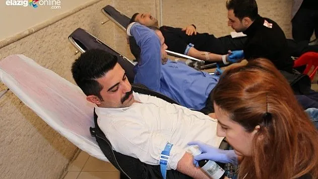 Belediye personellerinden Afrin'deki askerler için kan bağışı