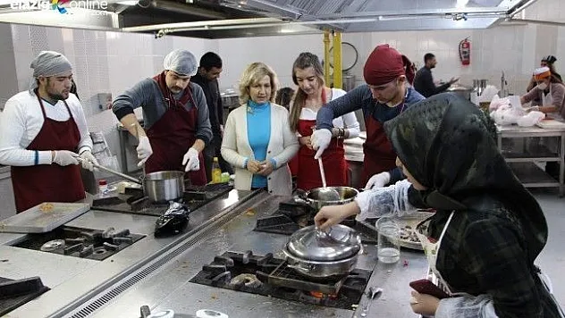 FÜ öğrencileri, mutfakta hünerlerini sergiledi