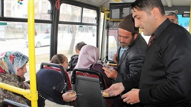 Hayatını Kurtaran Kahraman Şoförle Tatlı Dağıttılar