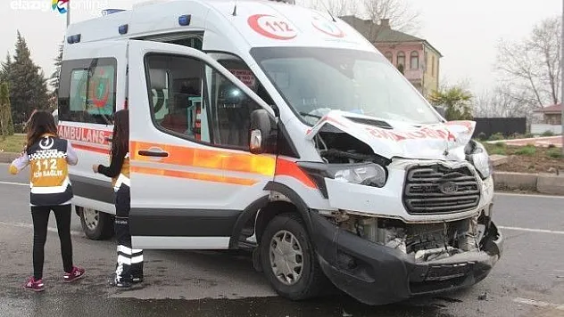 Bingöl Yolu'nda ambulansla kamyon çarpıştı