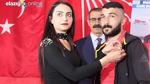 CHP'ye üye olan gençlere rozet takıldı