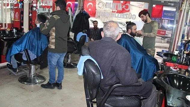 Elazığ'da İki Kuaför, Bir Günlük Gelirini Mehmetçik Vakfı'na Bağışladı