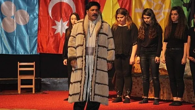 Elazığ'da &quotKızıl Elma&quot isimli tiyatro sahnelendi
