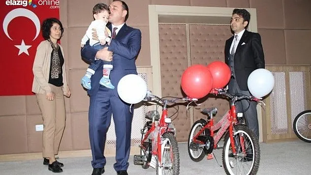Elazığ'da Şehit Çocuklarına Bisiklet Dağıtıldı