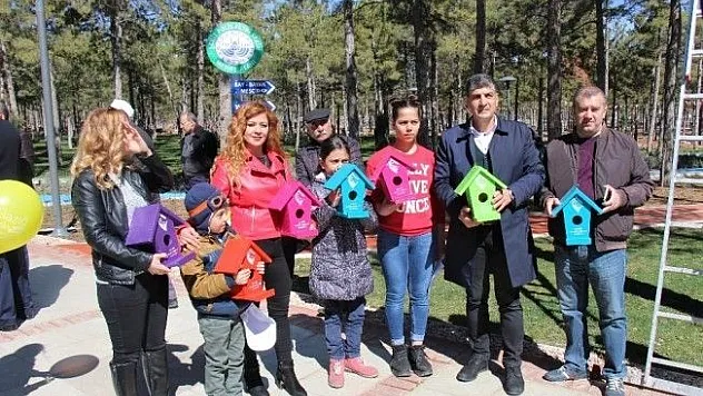 Kuş evlerini engelliler yaptı, çocuklar astı