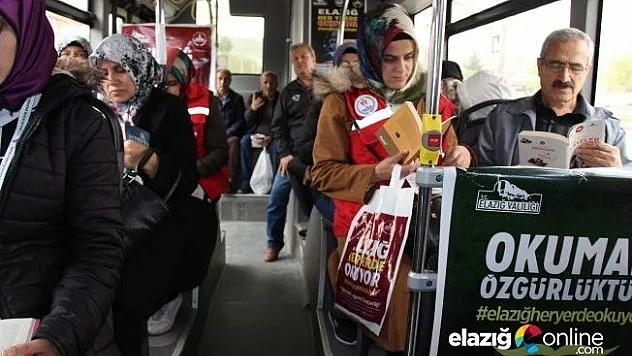 Öğrenciler dağıttı, yolcular okudu!