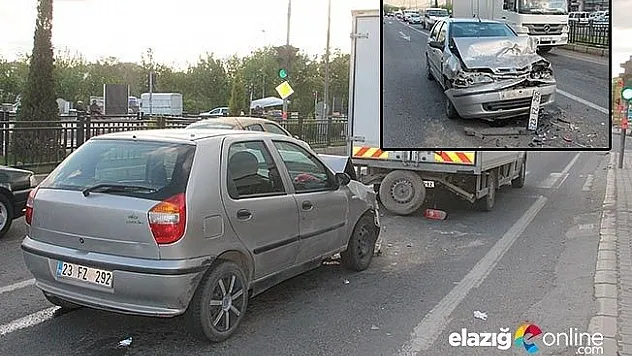 Kırmızı ışıkta kamyonete çarptı: 3 yaralı