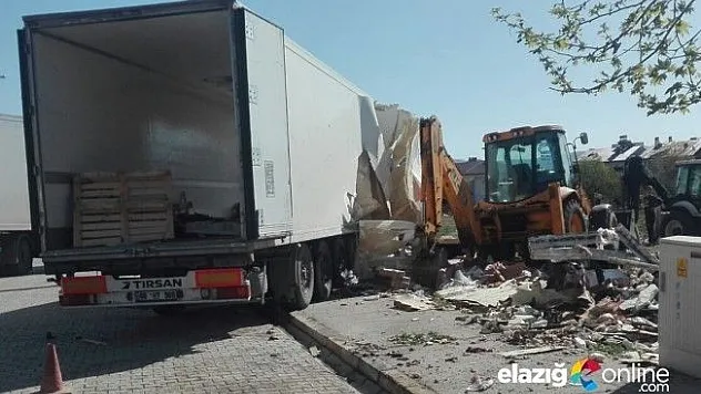 Kovancılar'da Tır İş Makinasına Çarptı!