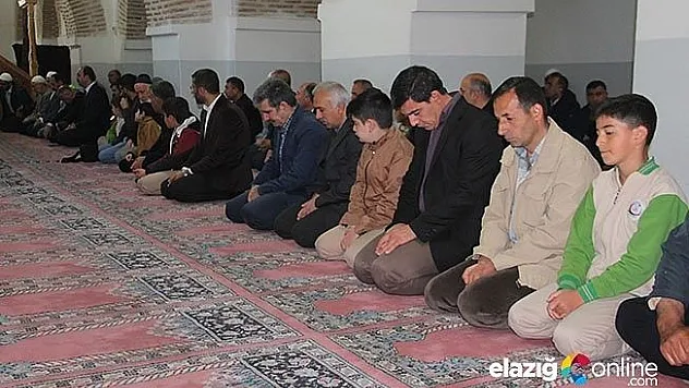 Öğrenci ve veliler sabah namazında bir araya geldi