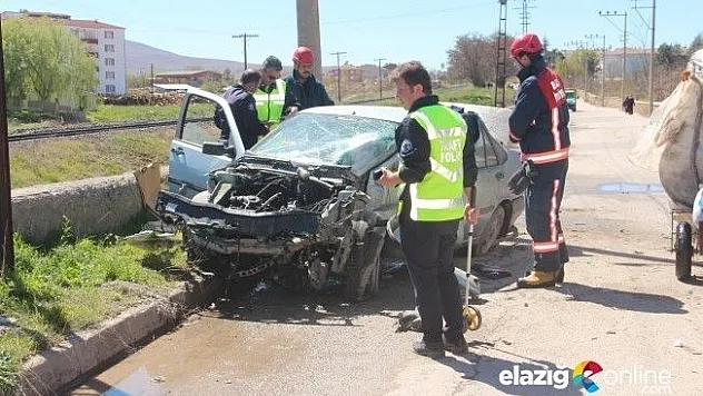 Olgunlar'da Otomobil Direğe Çarptı!