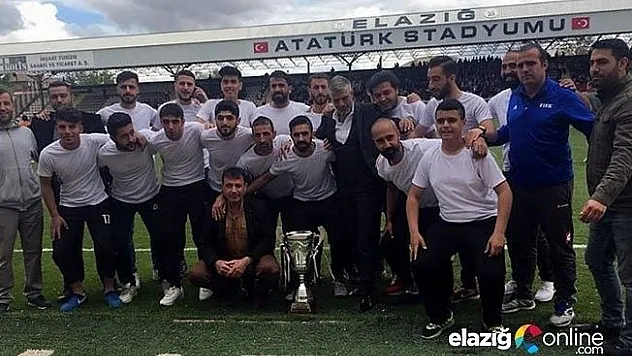 Şampiyon Rüstempaşaspor kupasına kavuştu