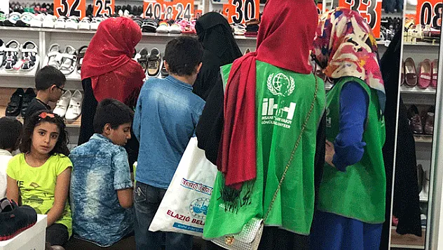 200 yetim çocuğa bayramlıkları hediye edildi