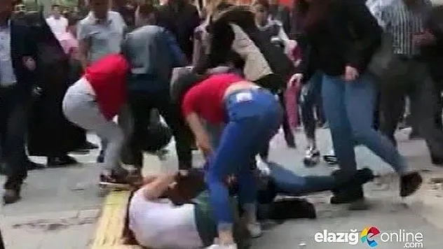 Cadde ortasında kızlar birbirine girdi