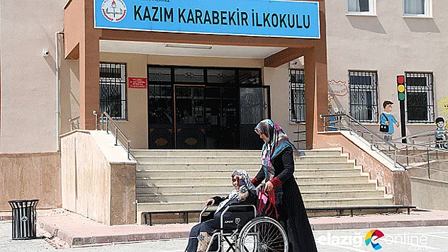 Doğuştan engelli 52 yaşındaki kadının okum yazma azmi