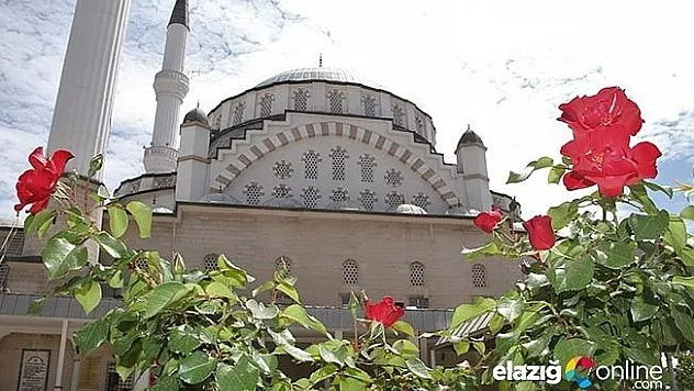 İlk teravih öncesi camiler gül koktu