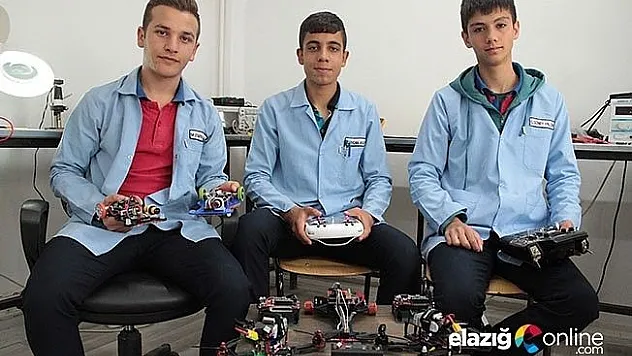 Öğrenciler geliştirdiği robotlarla adeta merkez haline geldi