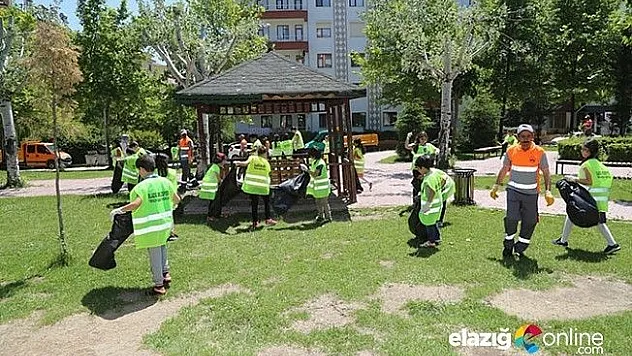 Öğrenciler, parktaki çöpleri toplayarak örnek oldu