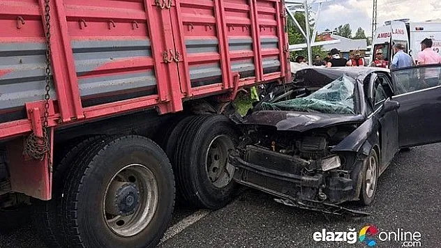 Otomobil kamyona arkadan çarptı: 5 yaralı