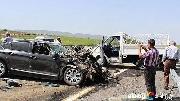 Otomobil, kamyonete arkadan çarptı:3 yaralı