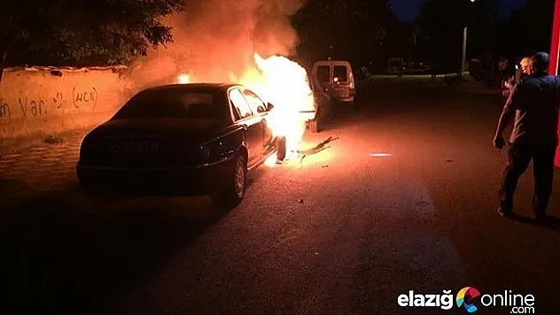 Park halindeki otomobil yandı