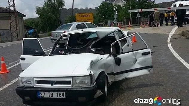 Tren otomobile çarptı: 2 yaralı