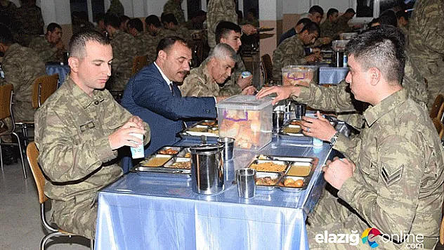 Vali GAKGO mehmetçik sofrasında