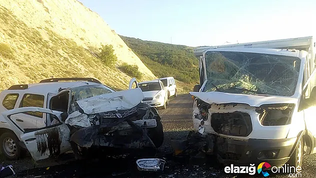 Araçlar kafa kafaya çarpıştı: 2 ölü, 1 yaralı