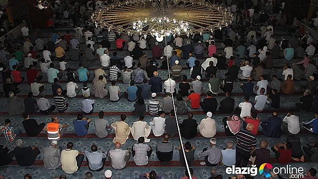 Elazığ'da bayram namazında camiler doldu