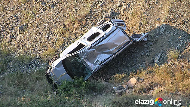 Hafif ticari araç uçuruma yuvarladı: 5 yaralı