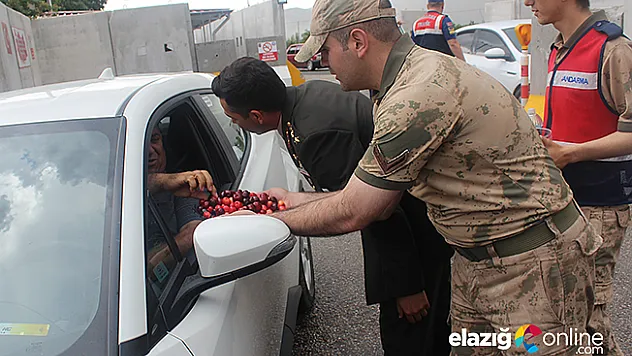 Jandarmadan kirazlı, şekerli bayram uygulaması