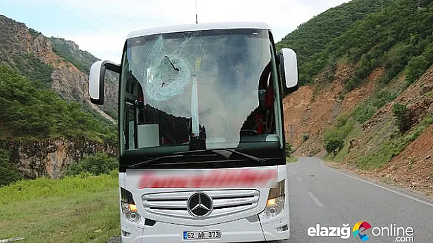 Kaya parçası otobüsün camından girip çıktı: 1 yaralı