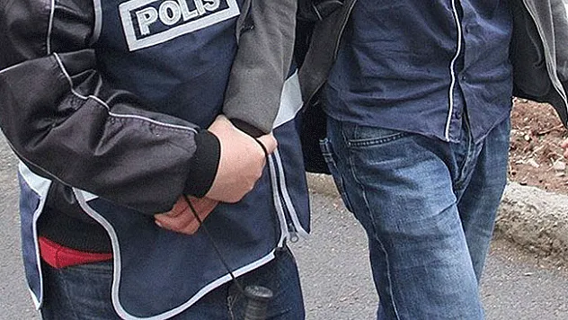 Oy kullanmaya gelen 28 aranan şahıs yakalandı