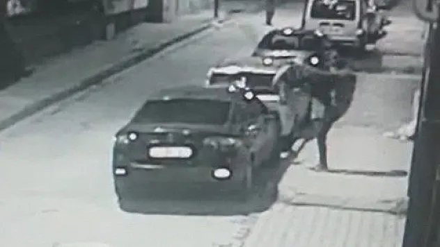 Telefonda sinirlendi, sinirini otomobilden çıkardı