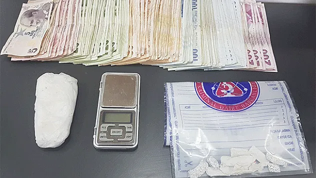 Hassas terazili uyuşturucu taciri 2 şüpheli tutuklandı