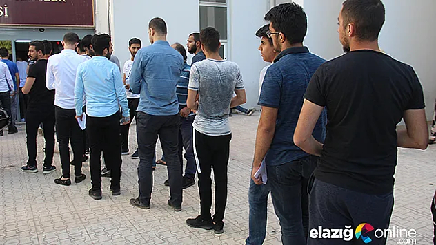 Öğrenciler sınavda aileler dışarıda ter döktü