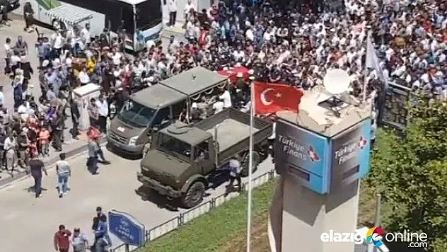 Şehidin naaşı geçerken duygulandıran görüntü