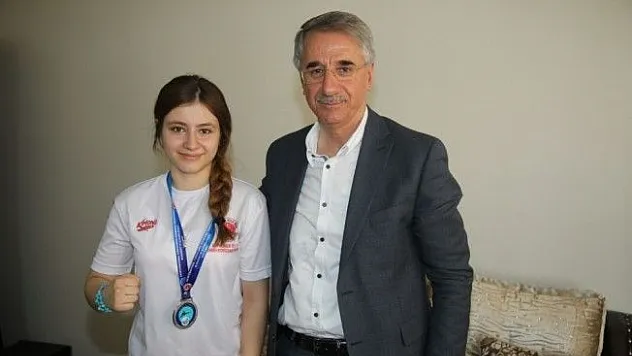 Başkan Yanılmaz, başarılı gençleri tebrik etti