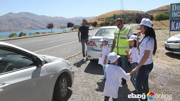 Drone ile tespit edilen hatalı sürücüler, kırmızı düdükle uyarıldı