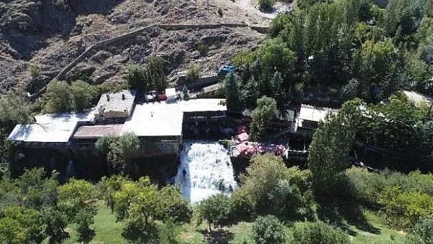 Dünyanın en genç şelalesi 400 bin misafire ev sahipliği yapıyor