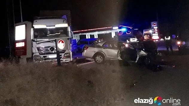 Elazığ'da 3 kişinin öldüğü kaza anı güvenlik kamerasında