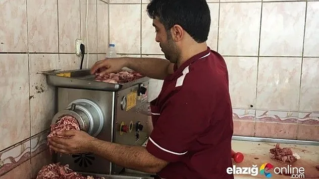 Elazığ'da Kasapların Kıyma Mesaisi