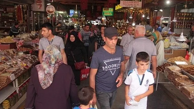 Elazığ'da Kapalı ve Bakırcılar çarşısında bayram bereketi