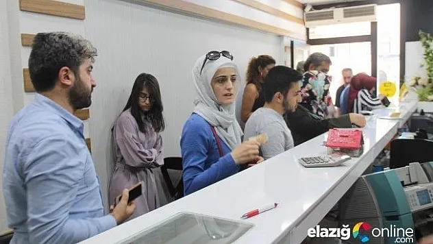 Elazığlılar, döviz bozdurmak için sıraya girdi