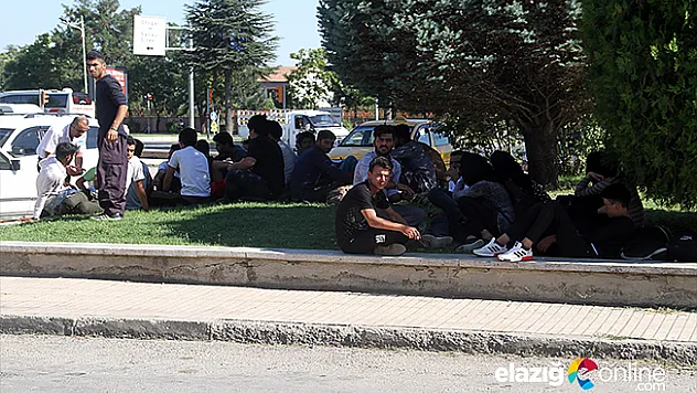 İstanbul yerine Elazığ'da bırakılan Afganlılar ortada kaldı