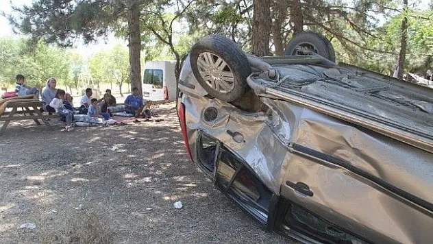 Otomobil yanlarına uçtu, onlar piknik yapmaya devam etti